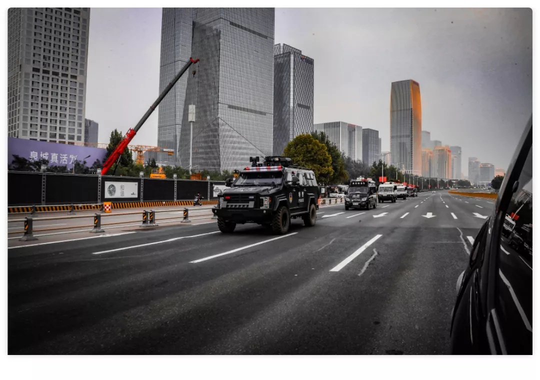 国庆街头,特警ptu身影,巨帅!