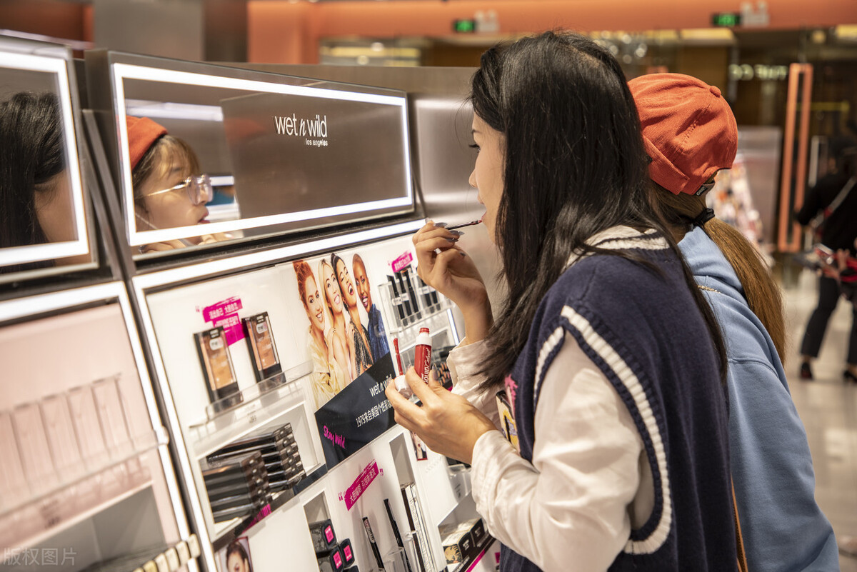 上海快时尚彩妆集合店,调色师,消费者正在购买化妆品,美妆产品