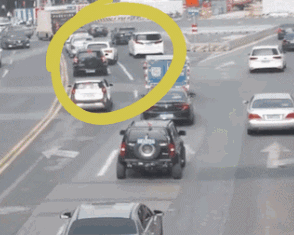 肇事逃逸上海一司机撞开交警逃逸，自称是外国人不认识中国警察