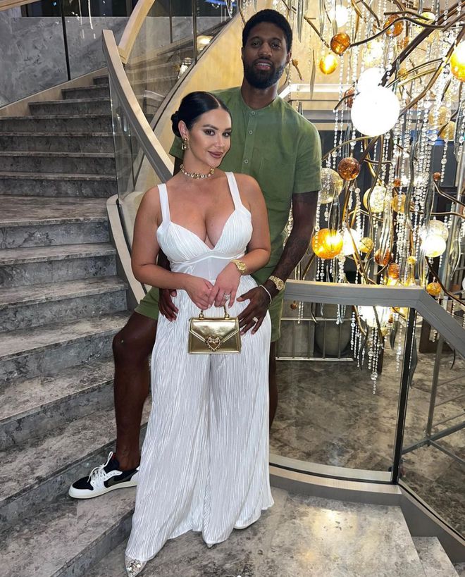 保罗乔治妻子晒度假照片!曼妙好身材尽显无遗 她曾是脱衣舞娘