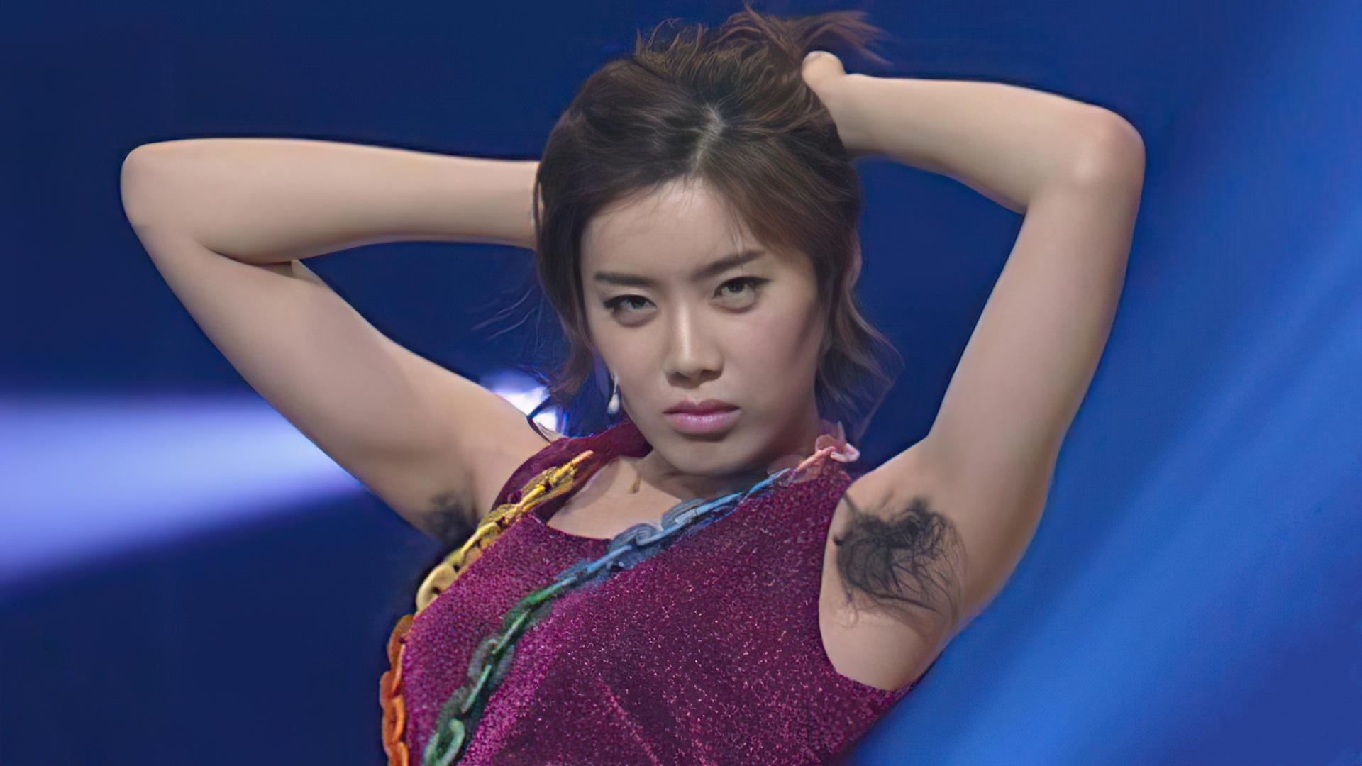 为什么有些女孩身上长着腋下的毛发,而有些女孩则没有呢?