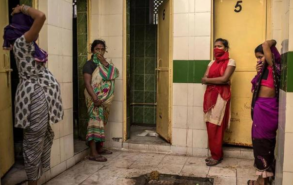 尴尬!印度露天公厕不分男女,女性如何遮羞?