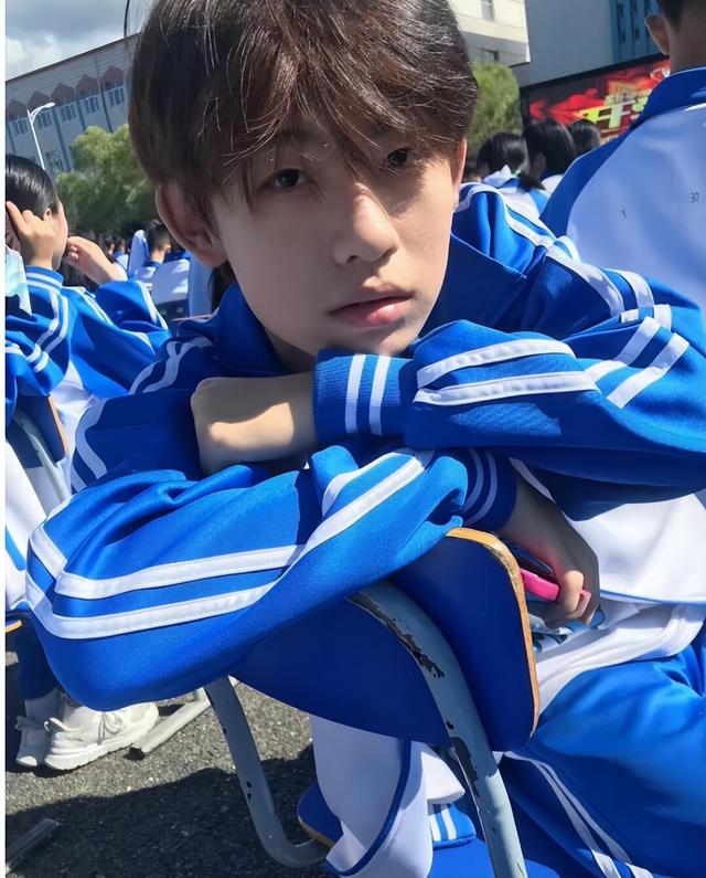 四川男高中生因长相太帅走红,妥妥校园小说男主脸,还是个学霸