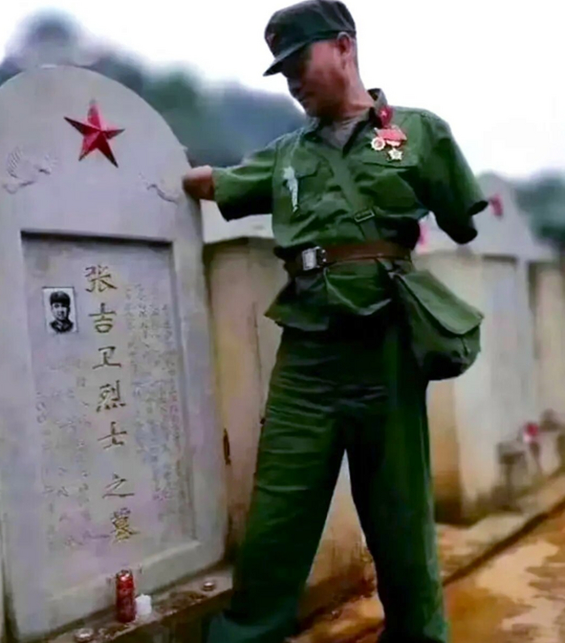 这是一位曾经奋斗在老山前线的铁血战士,他左臂空空荡荡,胸前佩戴着两