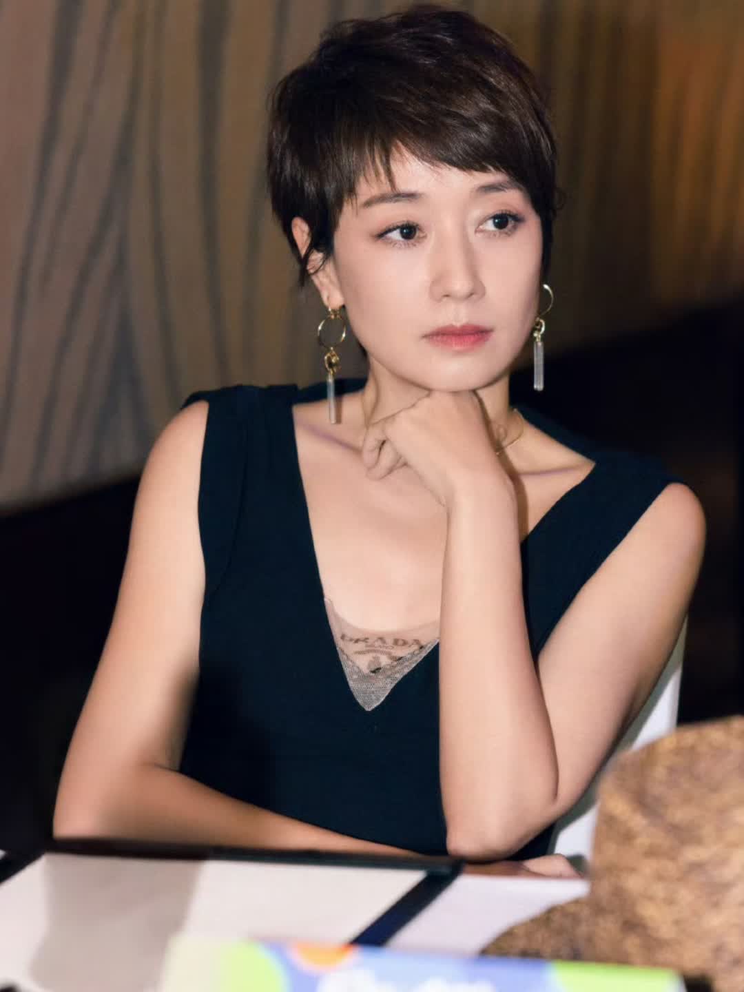 马伊琍代表繁花剧组参加推荐会,一身黑色礼服简约大气,干练的短发和