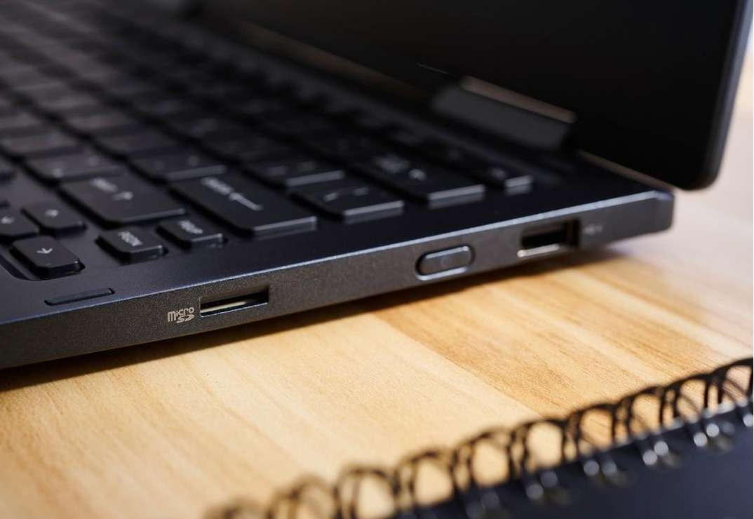 尴尬!课堂上当众亲吻妻子胸部,南美教师全球走红,视频网上疯传