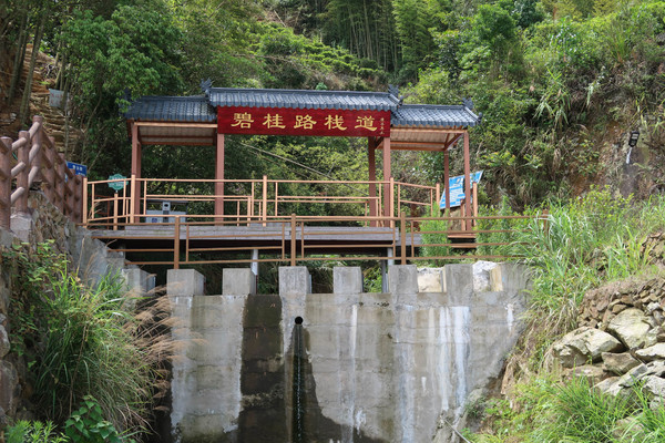 凤翔峡风景旅游区,峰峦叠嶂,两山之间的美景.