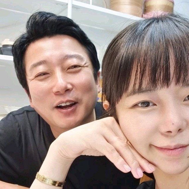 妻奴李秀根,深夜和妻子朴智妍街头浪漫约会,没生过气的天生缘分