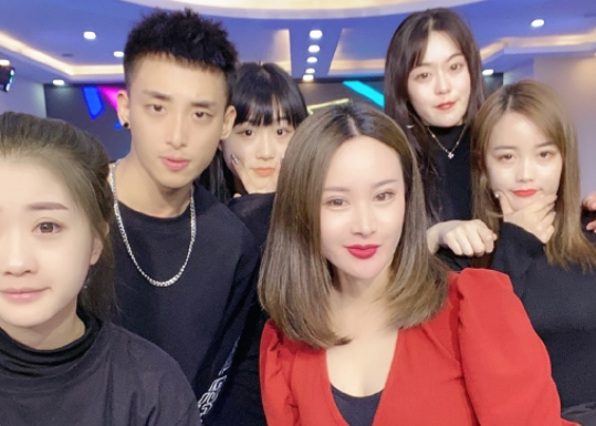 太美了:白小白老婆出境气质非凡!洋姐解释为何不转型电商