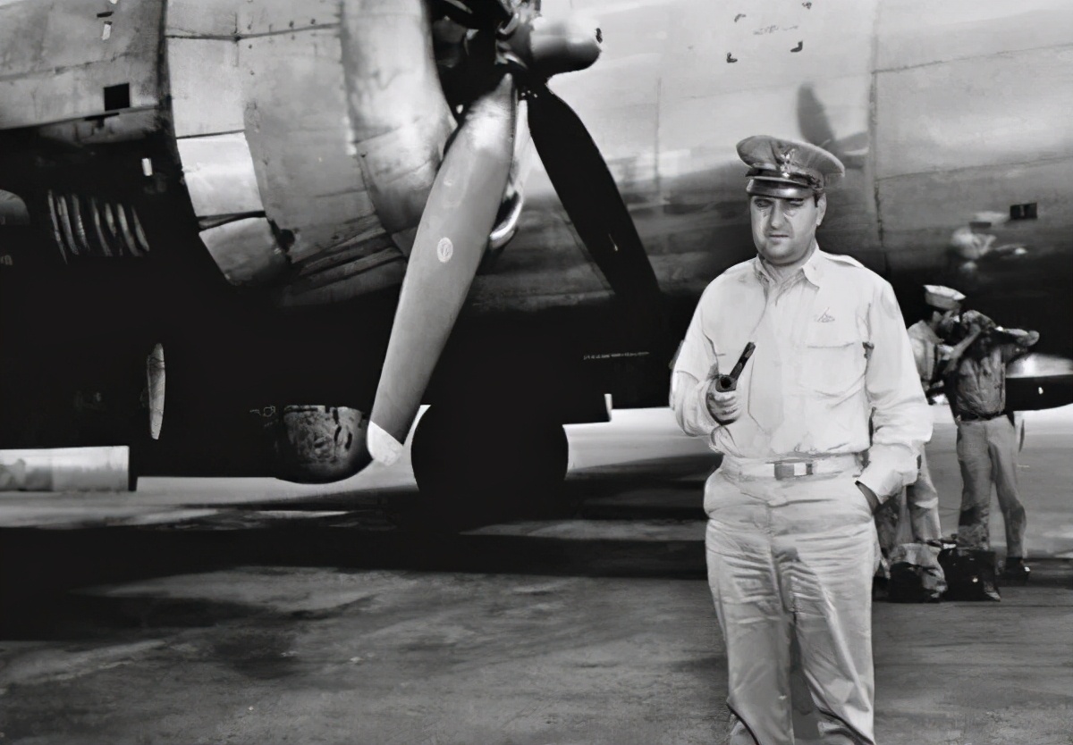 1945年东京大轰炸超50万人死亡,李梅火攻立首功,威力远超原子弹