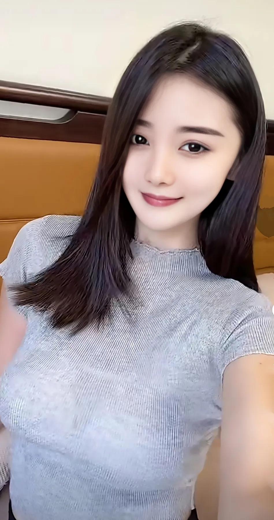 漂亮佳人在户外游玩