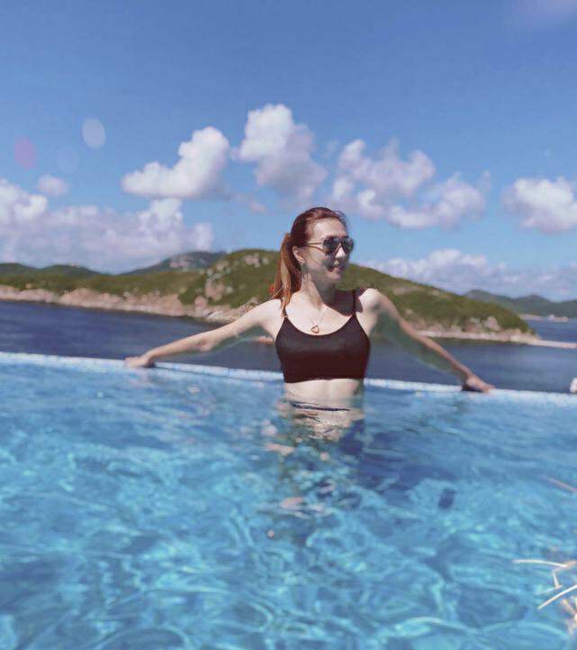 tvb女星姚嘉妮晒近况!14岁女儿颜值高,一双长腿不输妈妈