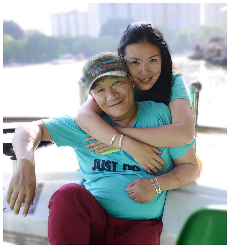 谢东携孕妻祭拜父母,妻子肚大如箩无人扶,曾被传是侯宝林私生子