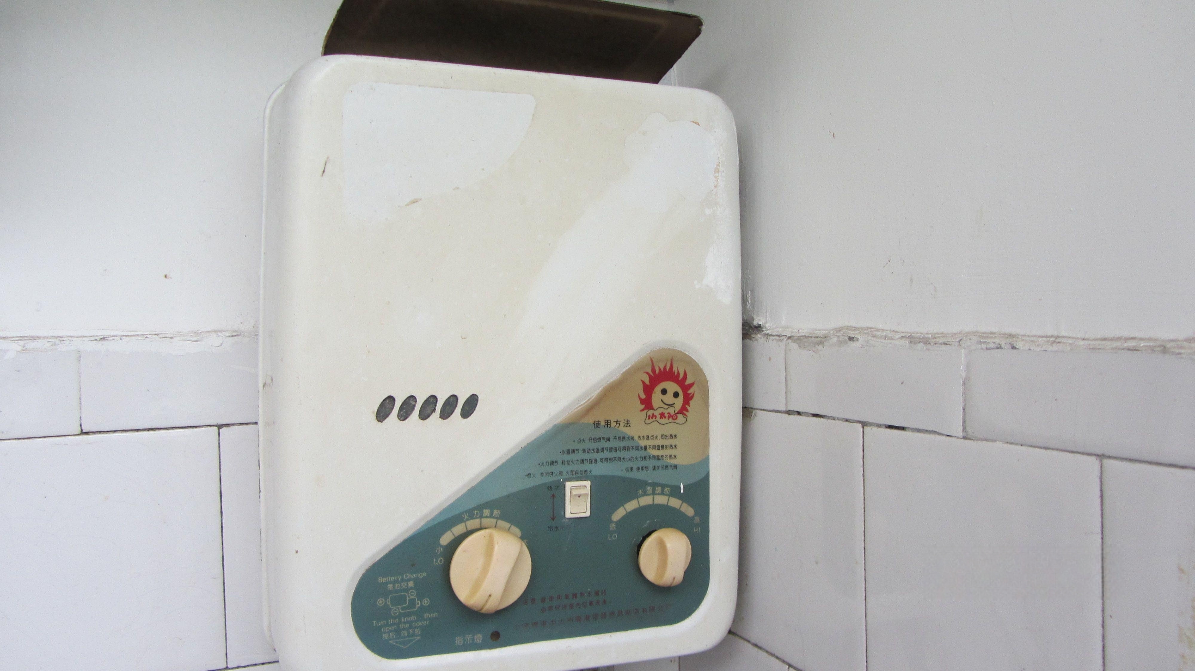 二十年前的燃气热水器长什么样?难怪被禁止生产,问题太明显了