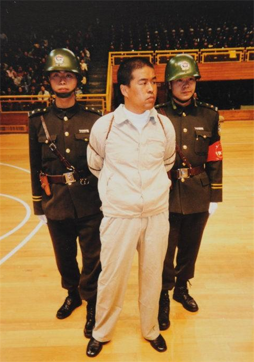 云南"食人魔"杨天勇:3年连杀19人,还将受害者烹尸喂狗