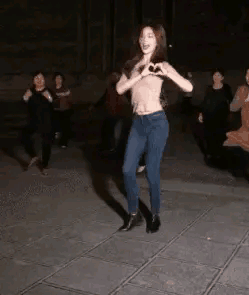 姑娘你不要再装了,玻璃里的反光都被看见了,很尴尬