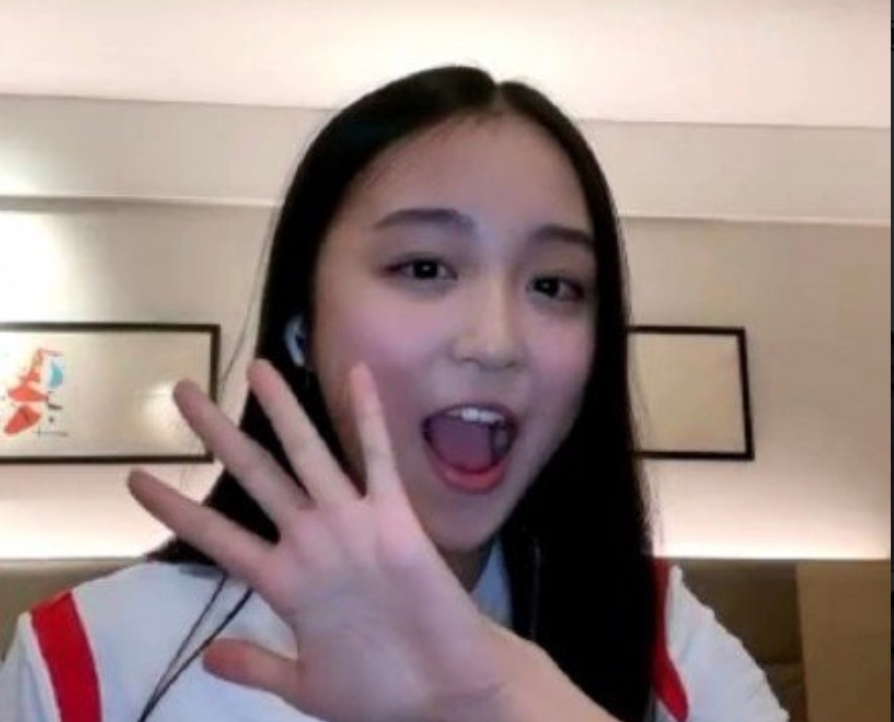 朱易6连拍,非常可爱!今夜连线透露隔离情况,并不在意网上评价
