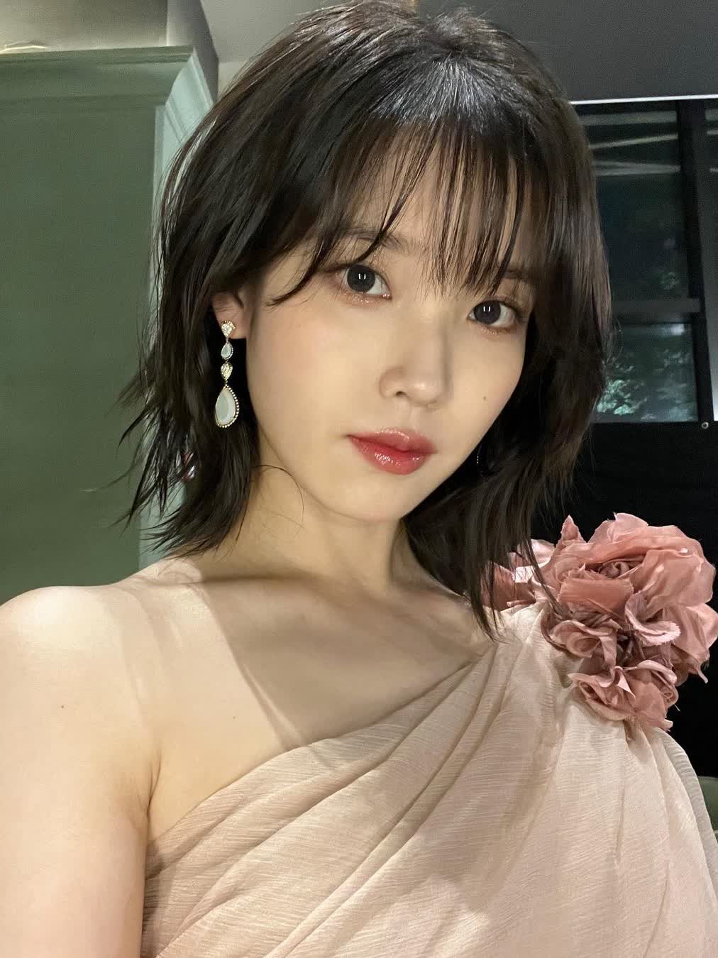 iu李知恩剪短发!西装外套尽显干练风范,腰线更是棒极了!