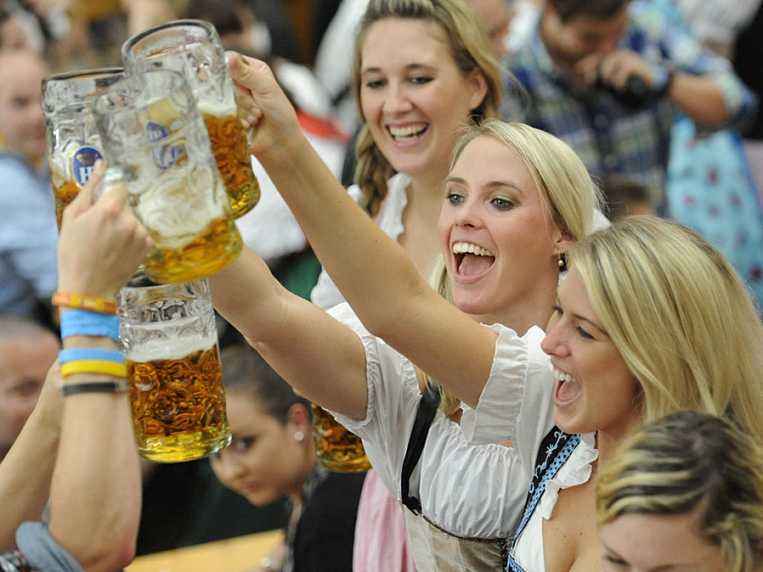 为什么去俄罗斯,最好别跟当地女人喝酒?导游给出忠告,早了解下