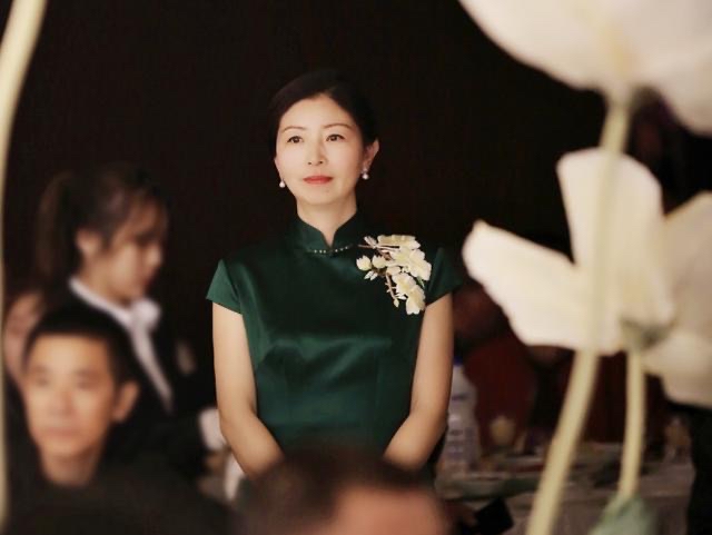 最美婆婆婚礼上好高调,颜值比新娘高就算了,还穿红色礼服太抢镜