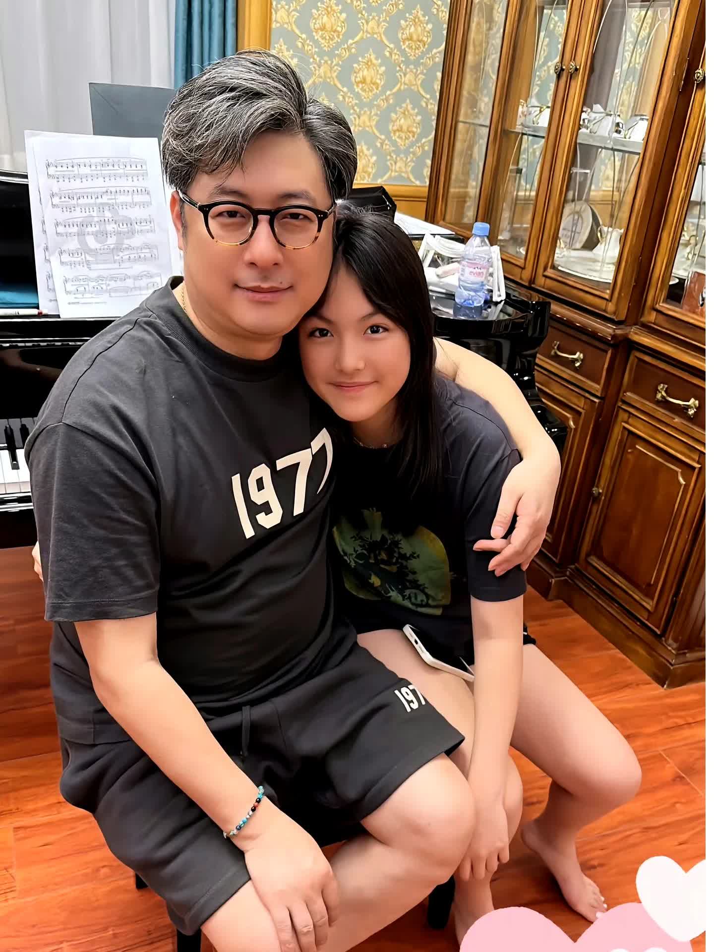 王岳伦晒与女儿王诗龄合照,辟谣带美女看演唱会-度小视