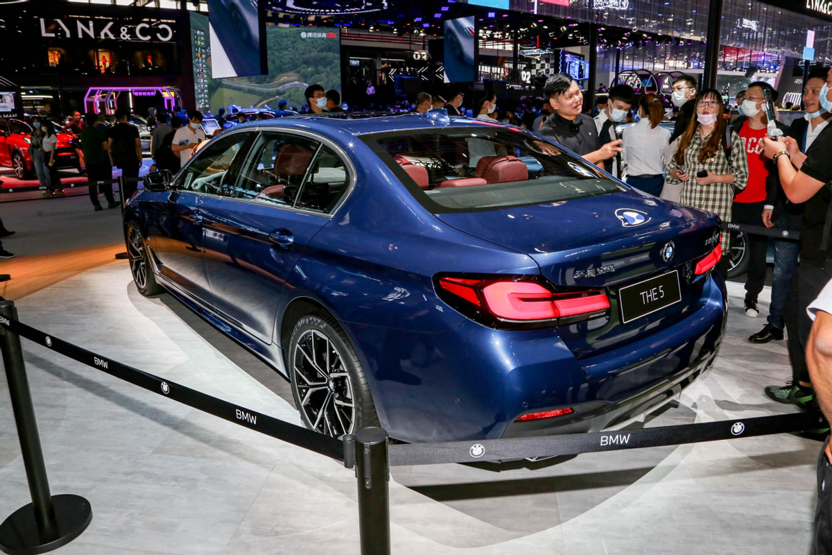 最后的大鸡腿挡把,国产宝马5系长轴版停产,优惠十万值得抄底吗