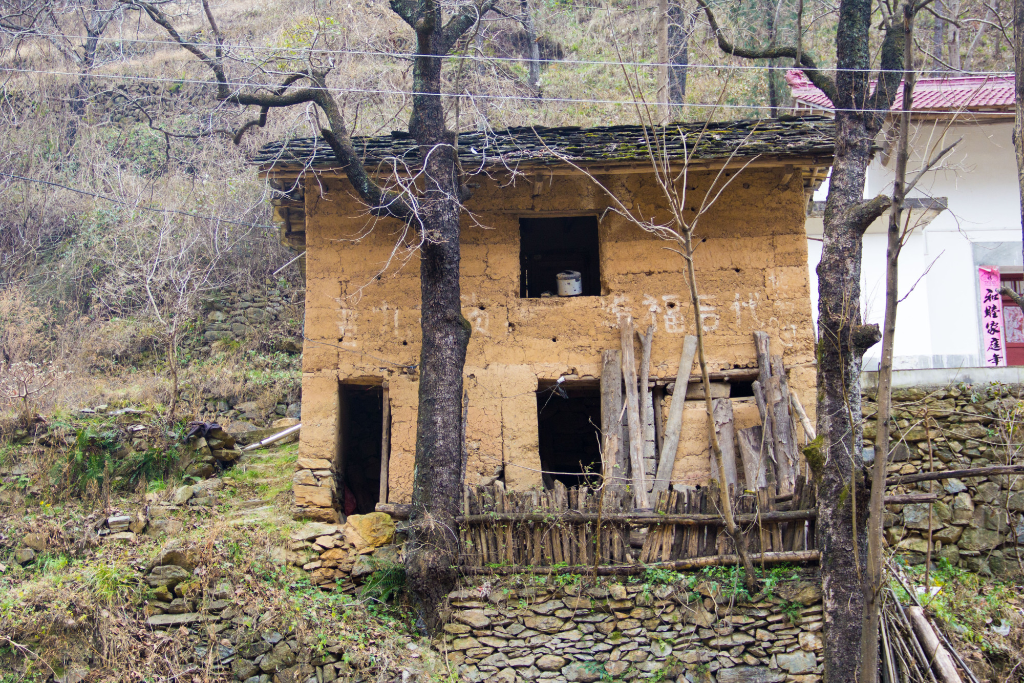 素面朝天,秦岭山里的老房子还停留在几十年前,保留着时光的印迹
