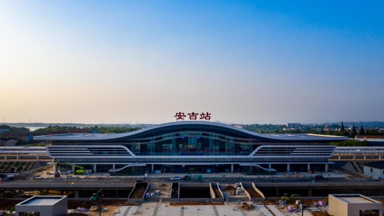 安吉县火车站融入"白茶之乡"和"竹文化"特色,富有艺术特色