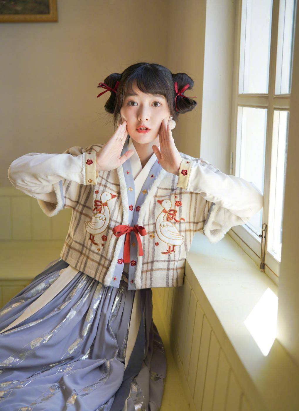 徐娇回归周星驰公司,格子条纹绑带裙宛若漫画娃娃,和当初大不同