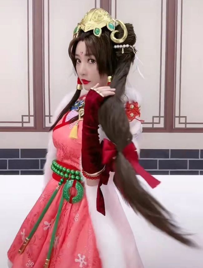 柳岩cos俏千金,穿粉色古装涂红色唇彩,网友:"我看了9遍"