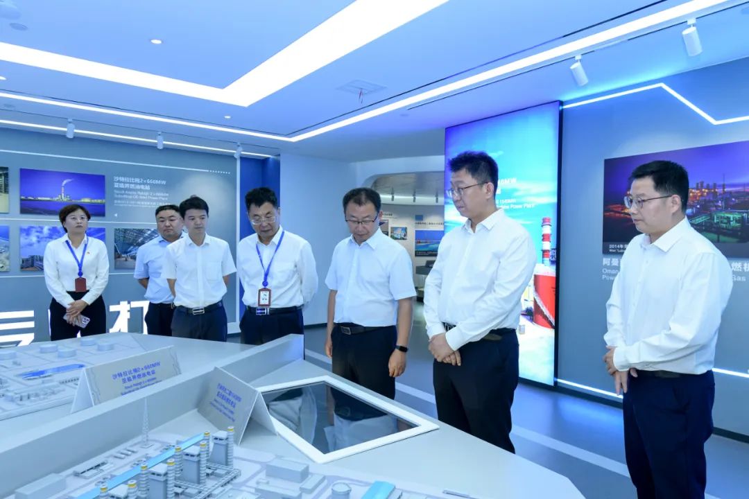 赵启明与国家电投集团湖北电力有限公司董事长邹振宇举行会