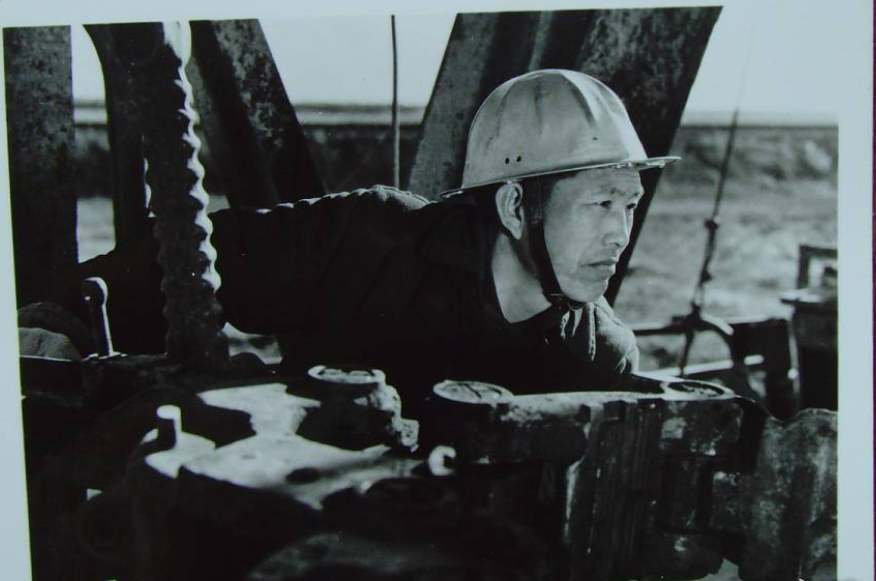 七十年代老照片:展现大庆油田工人抓生产场景,人多力量大