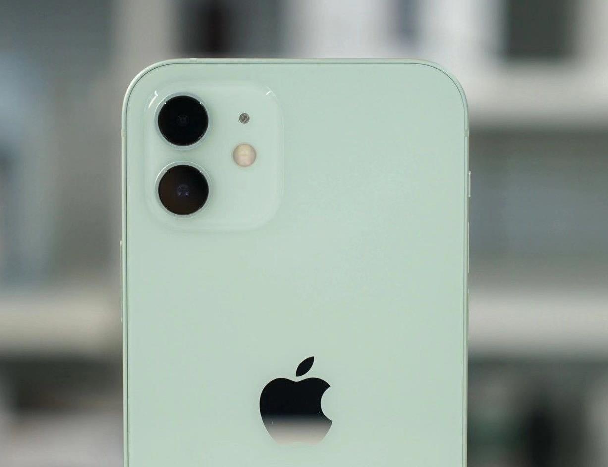 iphone12:同样电池,我续航时间最久;用户:你电池太小