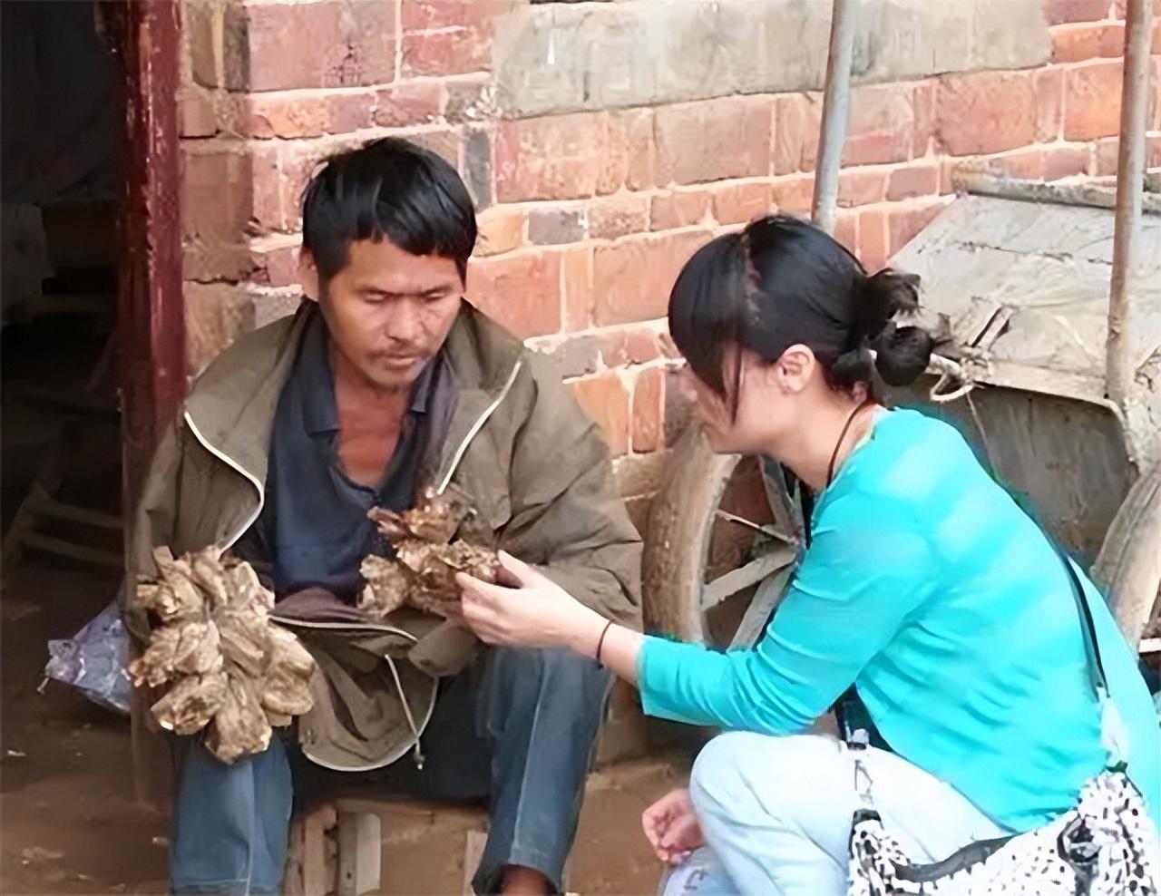 "树人"刘忠文:双手长满树枝,生活无法自理,饭来张口衣来伸手