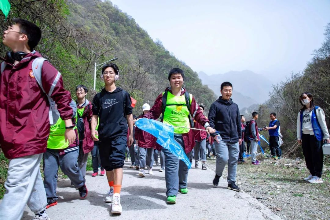 西安雁南中学师生秦岭徒步远足实践活动圆满落幕!