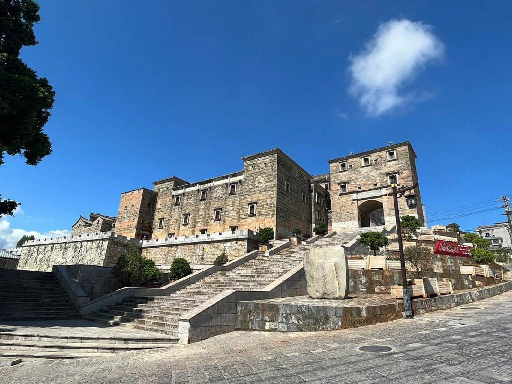 云南红河(元江)岸边的山顶上,坐落着红河县城,又叫迤萨古镇.