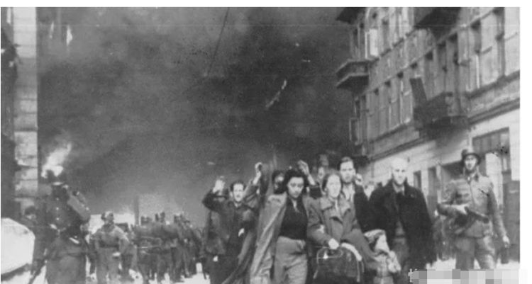 1943年华沙犹太人起义德国纳粹强迫犹太妇女脱衣检查!