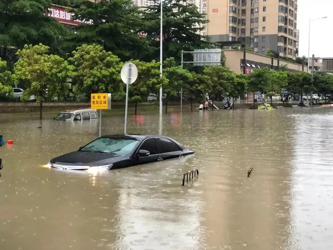 北京暴雨洪水冲走大量汽车,网友:这下明白该买电车还是油车了吧