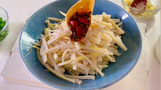 凉拌山竹笋怎么做好吃?手撕配酱汁,香辣又下饭,鲜嫩脆爽真过瘾