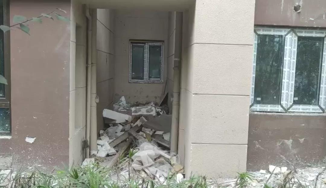 买房真难!重庆"爱普新鸿府"卖完就停工,业主多次维权!