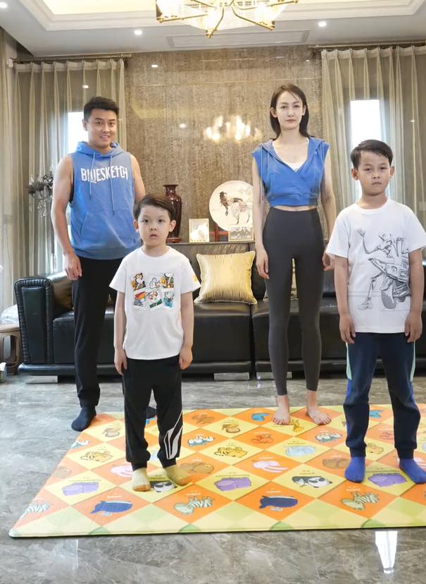 曾目睹妻子大尺度舞蹈,王皓愤然离席,如今全家和睦一起跳毽子操