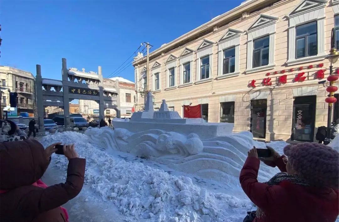 和谐号驶进中华巴洛克 独特冰景雪雕现身老街