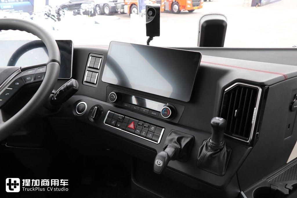 xxl驾驶室,还有680马力发动机,最新款汕德卡c9h旗舰牵引车实拍
