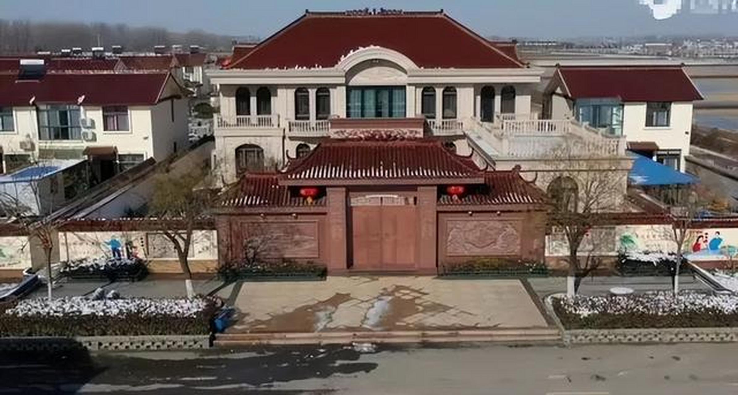 近日,江苏宿迁市一位网友在路过京东创始人刘强东老家时,发现院内的