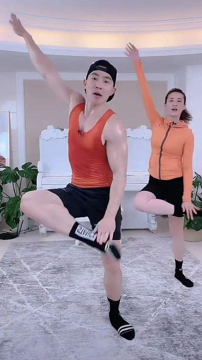 刘畊宏跳操爆火!花滑女神朱易也来跟着跳,并且得到了赞赏