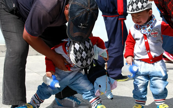 "穿纸尿裤"和"穿开裆裤"长大的孩子,3方面差距大,别忽视