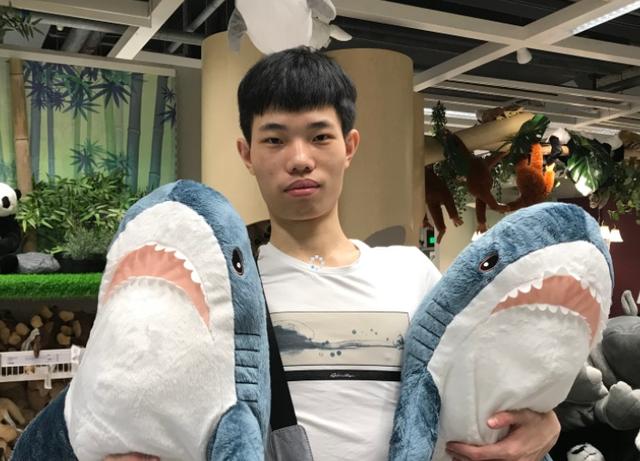 和平精英巅峰杯门槛最低战神,娱乐主播全军覆没,鲨鱼哟却能参战