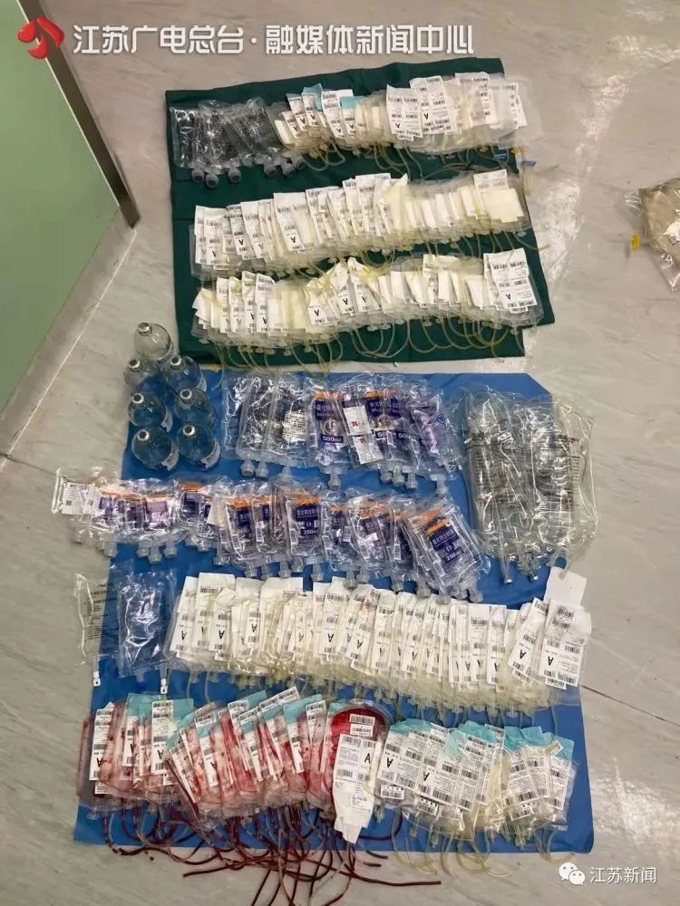 首页|一地空血袋！南京数百人热血救回车祸重伤患者，这张照片感动无数人