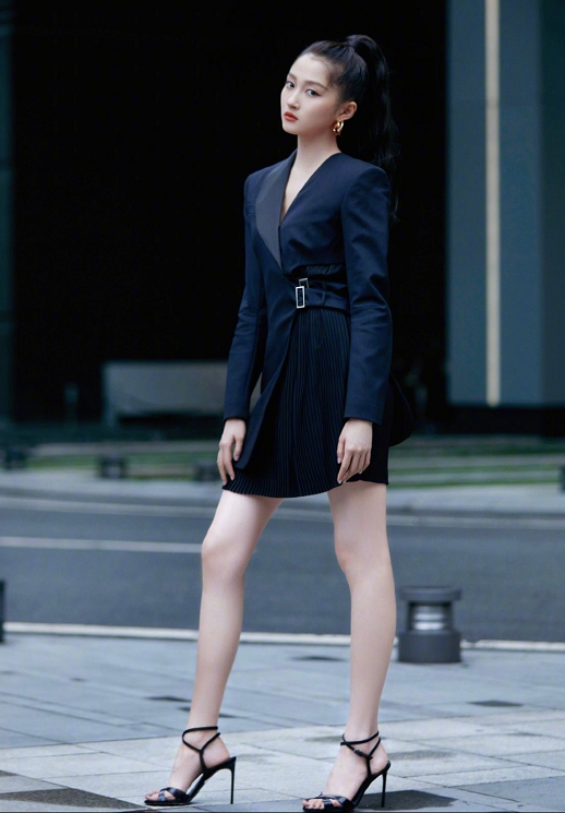 关晓彤穿恨天高走不稳,离开长腿特效,生图下,这腿型我没眼花?