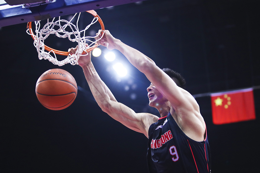 中国篮球传奇人物易建联宣布退役21年